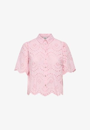 Lyserosa kortermet bluse med knapper, hulbroderi, bølgete kanter og spiss krage.