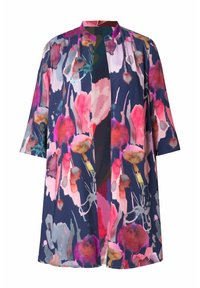 Kwiatowe kimono w granatowym kolorze z żywymi wzorami w różu, fioletach i zieleni. Lekka tkanina, rękawy do połowy długości, otwarty fason z przodu.