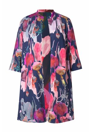 Kimono floral bleu marine avec des motifs vibrants roses, violets et verts. Tissu léger, manches mi-longues, design à ouverture frontale.