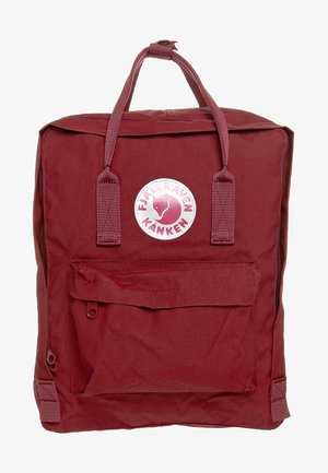 Zaino Fjällräven Kanken rosso realizzato in tessuto resistente, caratterizzato da una forma rettangolare, tasca frontale, doppi manici superiori e un'etichetta rotonda.