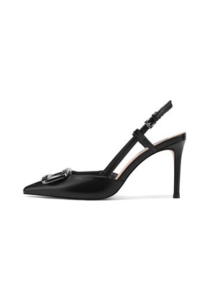 Tacco slingback in pelle nera con punta affusolata, dettaglio della fibbia argentata e alto tacco a stiletto. Design minimalista e texture liscia.