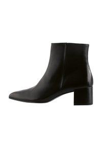 Bottine noire en cuir avec un bout pointu et un talon carré. Texture lisse, design minimaliste et couleur unie sans quincaillerie visible.