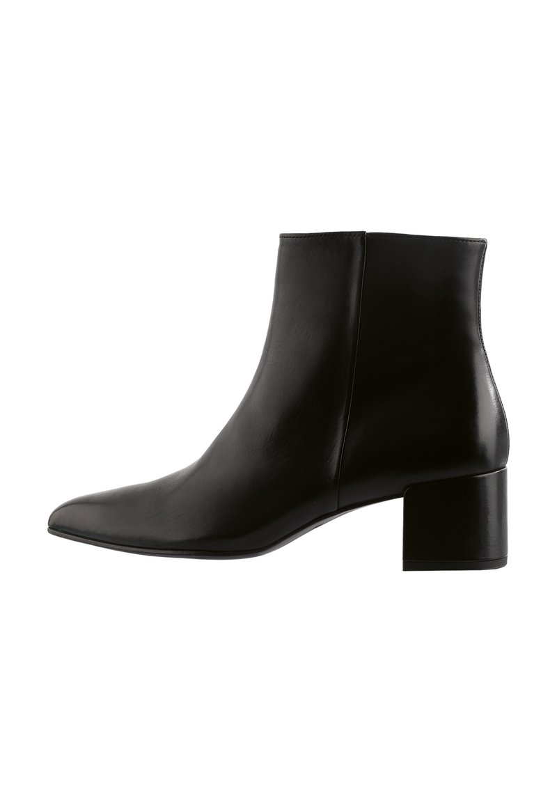 Bottine noire en cuir avec un bout pointu et un talon carré. Texture lisse, design minimaliste et couleur unie sans quincaillerie visible.
