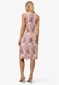 Spitzenkleid mit floralem Muster in Rosa, Lila und Grün. Ärmelloses Design, knie-lange Länge und Reißverschluss auf der Rückseite. Transparente Textur.