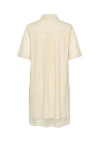 Cremfarbendes Spitzenkleid mit kurzen Ärmeln und Kragen, das eine lockere Passform und ein zartes florales Spitzendesign aufweist.