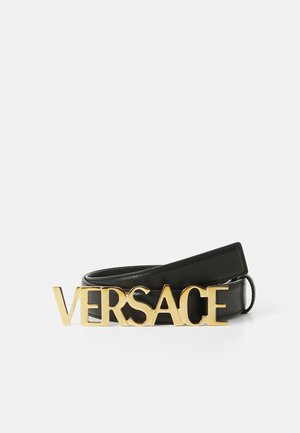 Must mustriba vöö kuldse metallist pannaliga, millel on sõna "VERSACE" julgete suurte tähtedega. Sile tekstuur ja voolav disain.