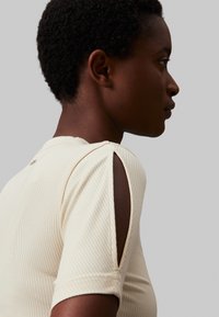 Calvin Klein MODAL MIX RIB SLIT DETAIL T-SHIRT - Osnovna majica kratkih rukava - wood ash