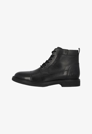 Bottine en cuir noir avec bout rond, design à six œillets avec lacets, détails de couture subtils et semelle en caoutchouc texturée.