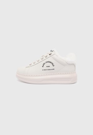 Baskets basses blanches avec semelle épaisse, lacets à l’avant, texte noir Karl Lagerfeld Paris et détail duveteux sur le col du talon.