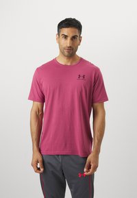 Under Armour LEFT CHEST LOGO - Potiskana majica - fuchsia dusk/dark maroon