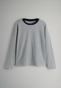 Langärmliges Hemd mit horizontalen Streifen in Marineblau und Weiß, rundem Halsausschnitt und entspannter Passform. Aus weichem Baumwollmaterial gefertigt.