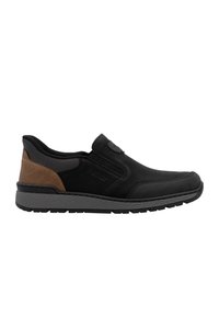 Zapato negro sin cordones con punta redonda, parte superior de cuero texturizado, acento de talón marrón en contraste y suela de goma gris con relieve.