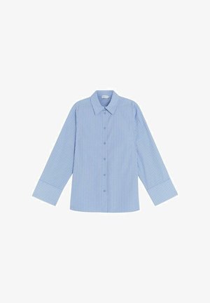 Vaaleansininen napillinen paita, jossa on pystysuoria valkoisia raitoja, pitkät hihat, tavallinen kaulus ja suorat, leveät hihansuut. Rentoa tyyliä.