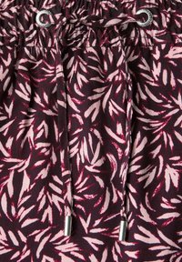 Shorts med dragsko i midjan med en mörk bakgrund, prydda med ett rosa lövmönster. Silvriga ögla detaljer och texturerad tyg.