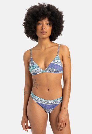 Dvojdielny bikini set s trojuholníkovým vrchom a nízko predným spodkom. Vzorovaný v modrej a fialovej farbe s geometrickými tvarmi. Nastaviteľné popruhy.