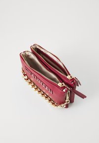Steve Madden BNICCO - Borsa a mano - berry