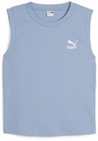 Svetlo modra brezrokavna bluza z rebrasto teksturo. Ima okroglo ovratnico in belo Puma logo na zgornji levi strani. Brez dodatnih detajlov.
