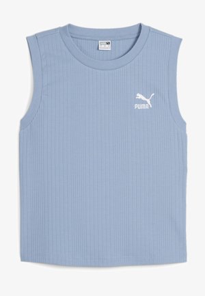 Světle modrý top bez rukávů s jemně žebrovanou strukturou. Má kulatý výstřih a bílý logo Puma na levé straně nad hrudníkem. Žádné další akcenty.