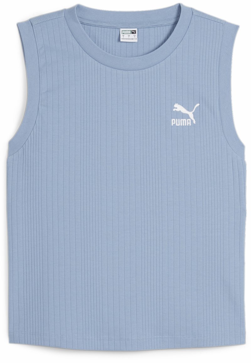 Svetlo modra brezrokavna bluza z rebrasto teksturo. Ima okroglo ovratnico in belo Puma logo na zgornji levi strani. Brez dodatnih detajlov.
