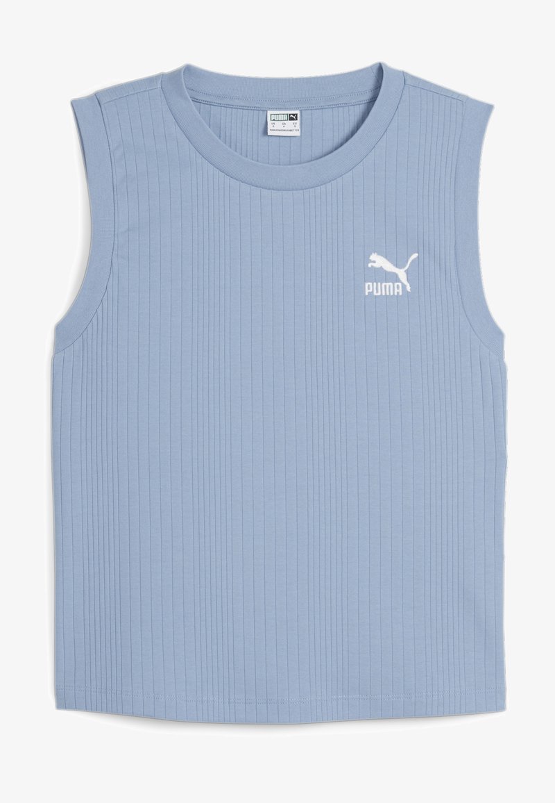 Světle modrý top bez rukávů s jemně žebrovanou strukturou. Má kulatý výstřih a bílý logo Puma na levé straně nad hrudníkem. Žádné další akcenty.