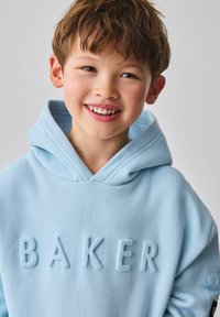 Hele sinine kapuutsiga dressipluus pehmest materjalist, mille ees on reljeefsed tähed "BAKER" ja mugav kaelus.