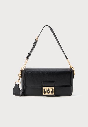 Crna kožna torba za rame s podesivim remenom i zlatnim pravokutnim kopčanjem s logotipom Love Moschino.