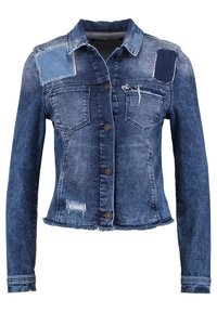 Veste en denim bleu foncé avec des accents en patchs bleu clair, fermeture boutonnée, poches poitrine, ourlet effiloché et détails usés sur le devant et les épaules.