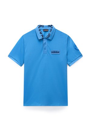 Sininen lyhythihainen poolopaita, jossa on napitettava kaulus, merkkiteksti, suorakaiteen muotoinen rintalogo ja vasemmassa hihassa pyöreä logo.