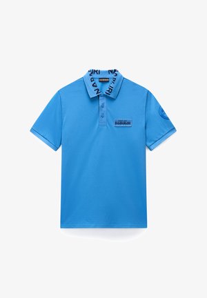 Blauw poloshirt met korte mouwen, voorzien van een knoopsluiting bij de kraag met merktekst, een rechthoekige borstlogopatch en een ronde logo op de linkermouw.