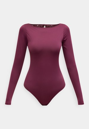 Langærmet, tætsiddende heldragt i dyb blommefarve med blonde detaljer ved nakkens bagkant, vist mod en ensfarvet hvid baggrund.