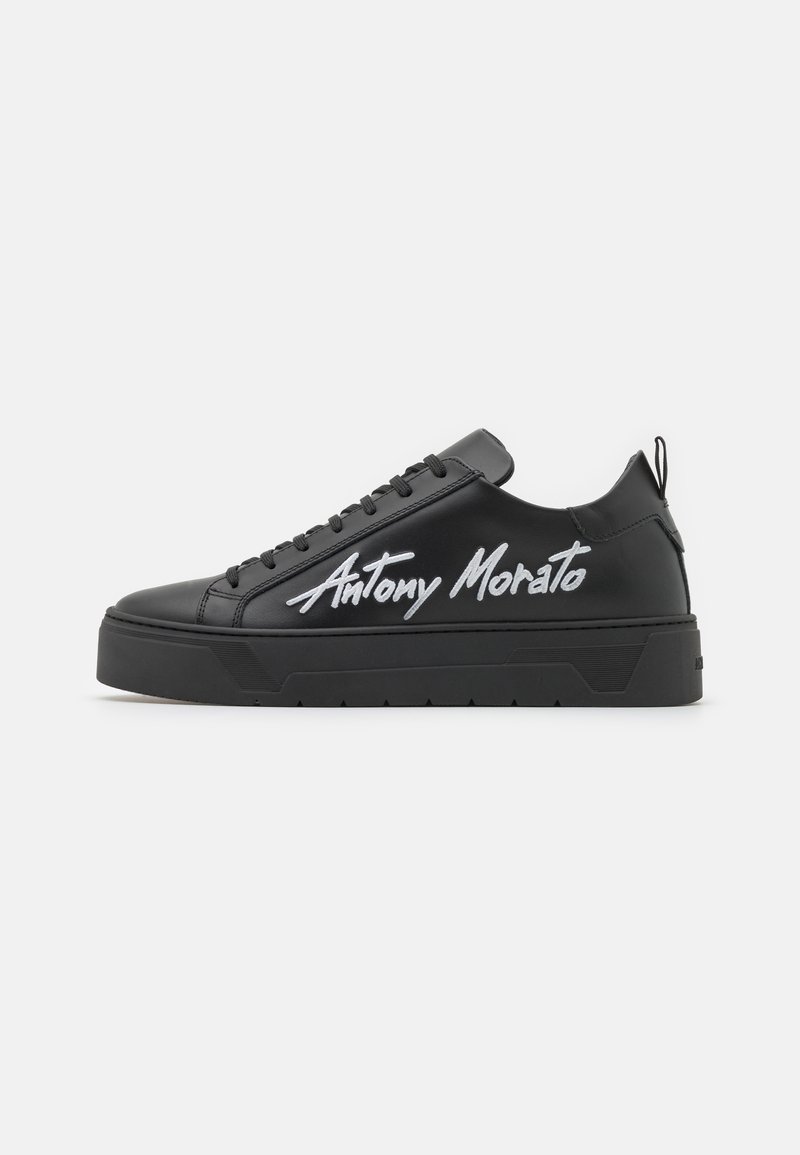Čierne kožené tenisky s hrubou čiernou gumovou podrážkou. Po boku sa nachádza logo "Antony Morato" v bielej farbe. Jednoduchý dizajn na šnurovanie, bez ozdôb.