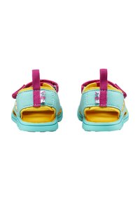 Sandalias con un upper de color azul claro, acentos rosas, correas de velcro y una plantilla amarilla. Diseño con la parte trasera abierta y una lengüeta en el talón para facilitar su uso.