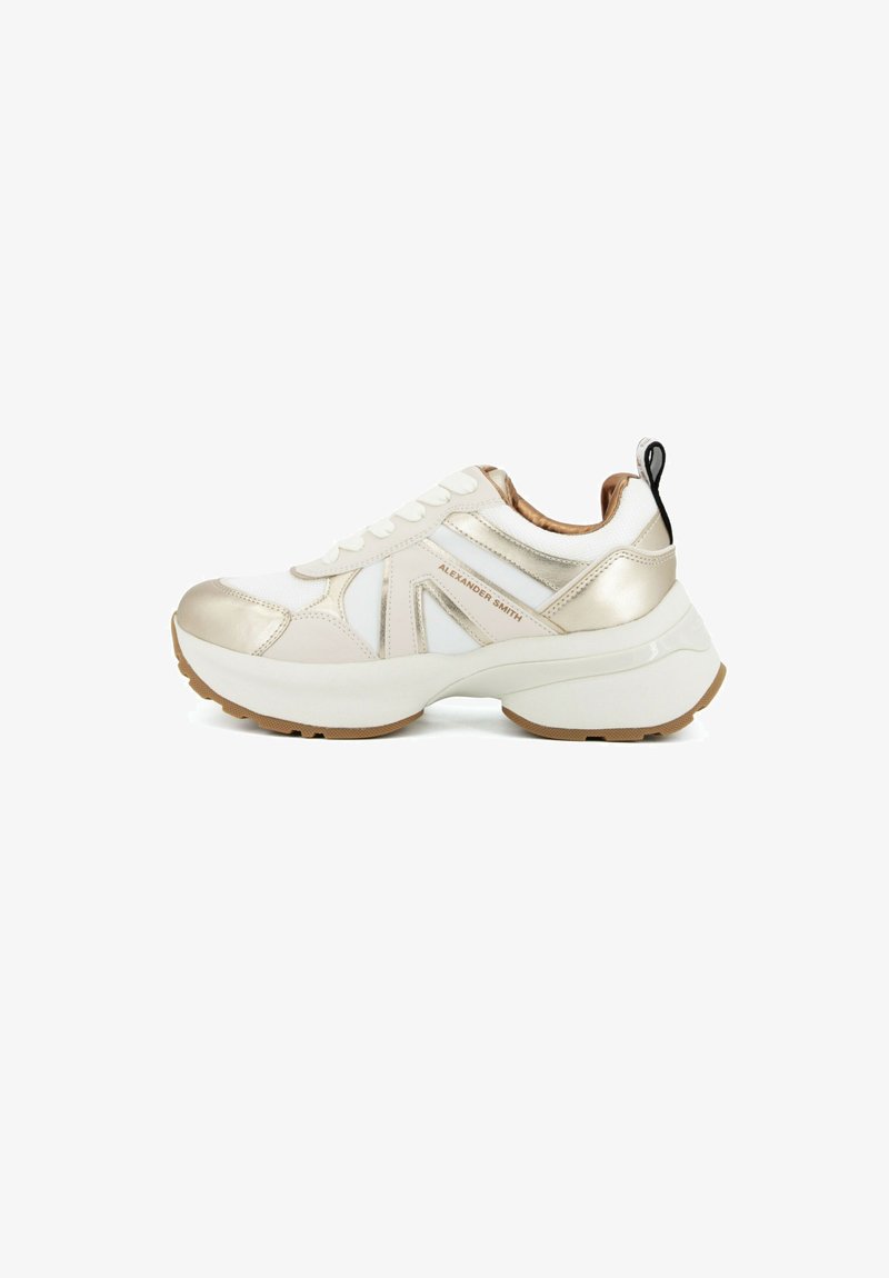 Sneaker chunky bianco e beige con suola spessa, chiusura frontale con lacci e marchio "Alexander Smith" sul lato, vista dal lato esterno.