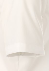 Witte kortegemouw shirt van een gladde, lichte stof. Heeft een subtiel gestructureerde kraag en een keurig afgewerkte mouwzoom.
