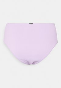 Parte de baixo de bikini lilás com textura suave, bordas sem costura e uma pequena etiqueta de logotipo costurada na parte de trás.