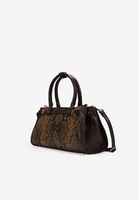 Bolso de cuero marrón con un patrón de piel de serpiente. Cuenta con dos asas superiores, una correa de hombro desmontable y acentos de hardware en tono dorado.