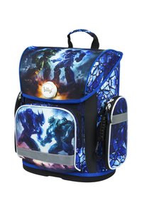 Zaino blu con un design grafico di due figure armate. Presenta una tasca frontale, chiusure con cerniera e una maniglia superiore. Realizzato in tessuto resistente.