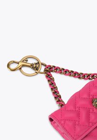 Mini borsa in pelle intrecciata rosa con tracolla a catena intrecciata in tono oro e chiusura a clip. Presenta un dettaglio decorativo in metallo dorato.