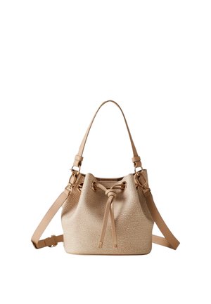 Borsa a secchiello beige con texture, chiusura a coulisse, manico superiore singolo e tracolla regolabile con dettagli in metallo tono oro.