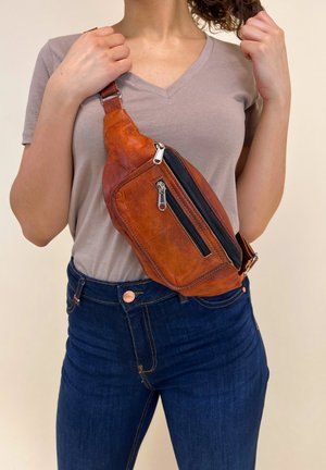 Gusti Leder TRISTAN - Sac banane - braun