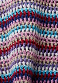 Gehaakte stof met een gestructureerd patroon in tinten roze, rood, blauw, paars en beige, met een dichte, open steekontwerp.