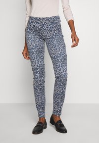 Džínsy s leopardím vzorem v modré a šedé barvě, s polovičním pasem, pěti kapsami a hladkým, mírně elastickým materiálem.