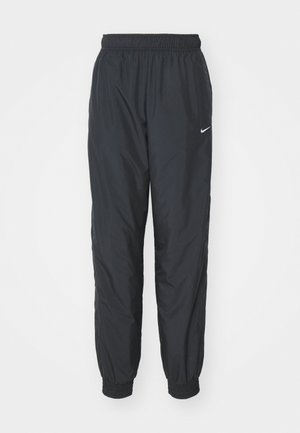 Pantalones de chándal negros de Nike hechos de un tejido ligero, con una cinturilla y puños elásticos, y un pequeño logo blanco en la pierna izquierda.