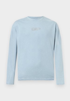 Jasnoniebieska koszulka z długim rękawem i okrągłym dekoltem, z logo CAP wytłoczonym wypukłymi literami na środku klatki piersiowej.