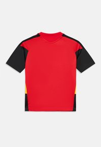 Κόκκινο αθλητικό μπλουζάκι με μαύρες και κίτρινες πλαϊνές πινακίδες, κοντά μανίκια και σχέδιο σε V, κατασκευασμένο από αναπνεύσιμο ύφασμα.