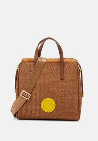 Bruine geweven tas met leren accenten, gele logo patch en verstelbare schouderband. Heeft een gerimpelde bovenkant en gouden hardware.