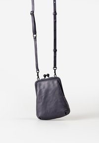 Borsa in pelle grigia scura con una forma strutturata. Presenta una chiusura a scatto superiore e una tracolla regolabile. Texture liscia con dettagli minimi.