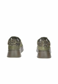 Un paio di sneaker in suede verde oliva con dettaglio in stampa leopardata sul tallone e suola spessa marrone, mostrato da dietro su sfondo bianco.