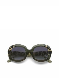 Groene achthoekige zonnebril met subtiele luipaardprint accenten op het frame en donker getinte lenzen. Van plastic materiaal en met een gedurfde uitstraling.