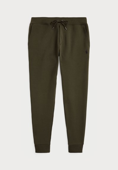 Olivno zeleni trenirke iz mehkega bombažnega materiala. Imajo elastičen pas z vrvico, stranske žepe in rebraste manšete. Mali detajl s logotipom.